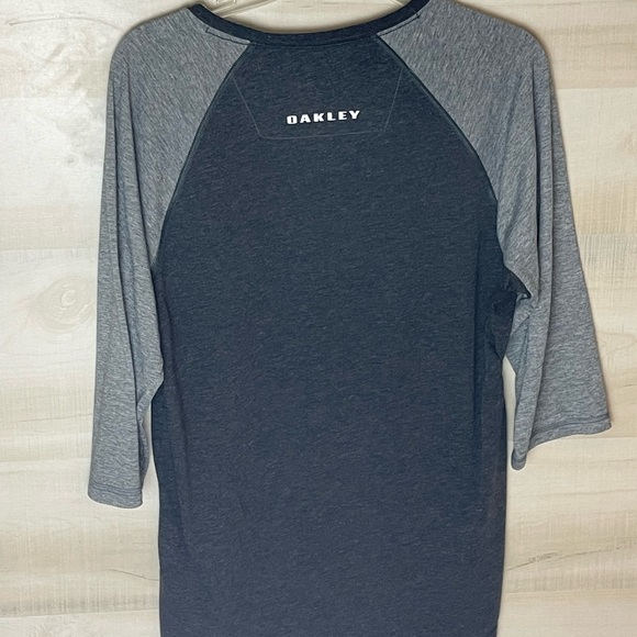 3/4 sleeve Oakley shirt - Picture 2 of 5